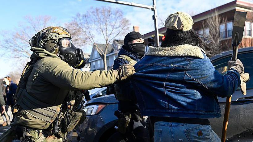 ICE agenti hvataju čoveka 