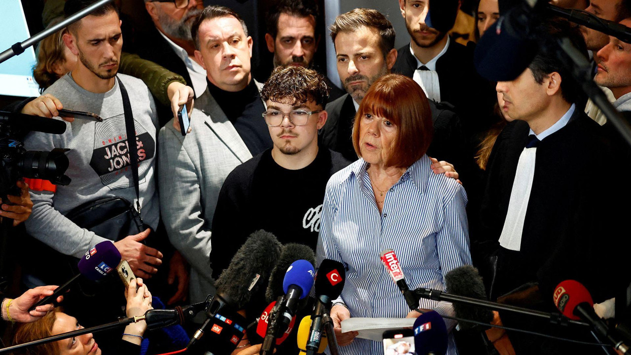 Žizel Peliko okružena novinarima 