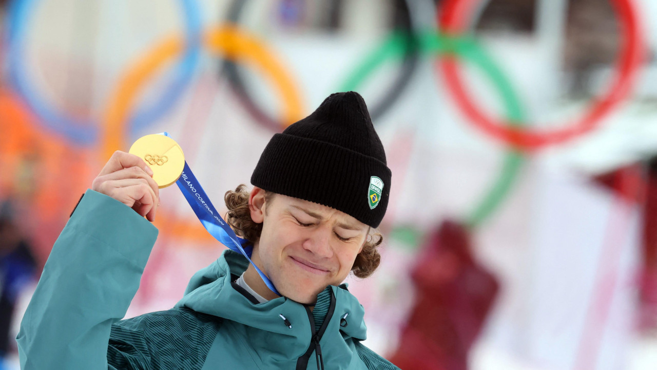 Brazilski skijaš Lukaš Pinjeiro Braten pokazuje olimpijsku zlatnu medalju