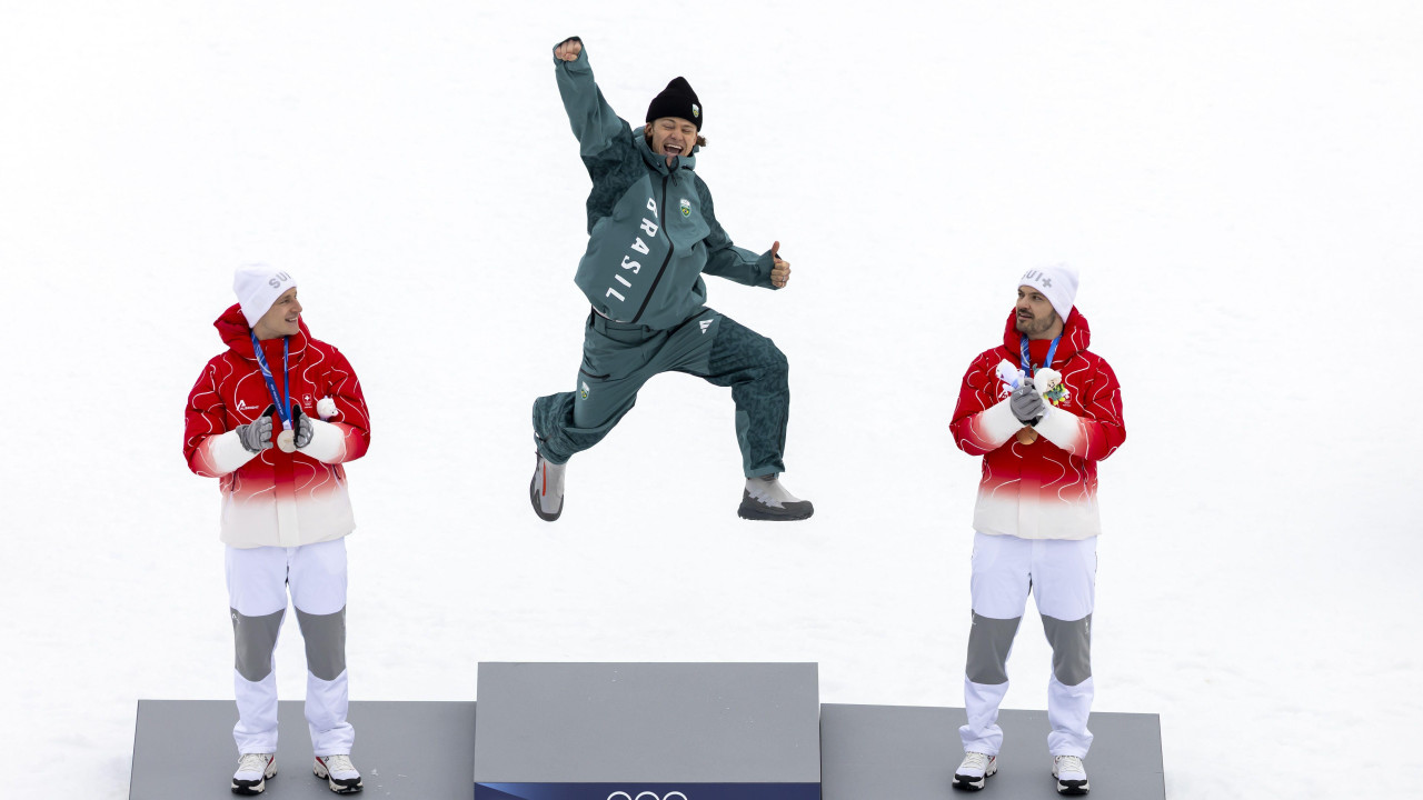 Osvajači olimpijskih medalja u veleslalomu na Zimskim olimpijskim igrama u Italiji: Marko Odermat iz Švajcarske (srebro), Lukaš Pinjeiro Braten iz Brazila (zlato) i Loik Mejar iz Švajcarske (bronza) tokom ceremonije dodele medalja 