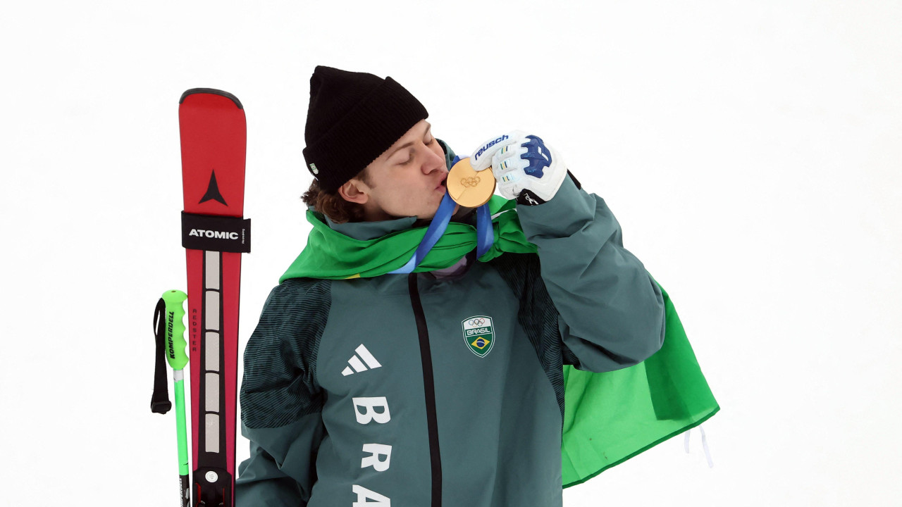Brazilski skijaš Lukaš Pinjeiro Braten ljudi olimpijsku zlatnu medalju
