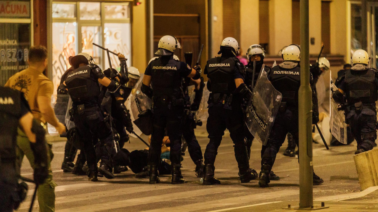 protest u valjevu, policajac tuče momka koji leži na ulici u Valjevu, policajci biju momka koji leži sklupčan na ulici  
