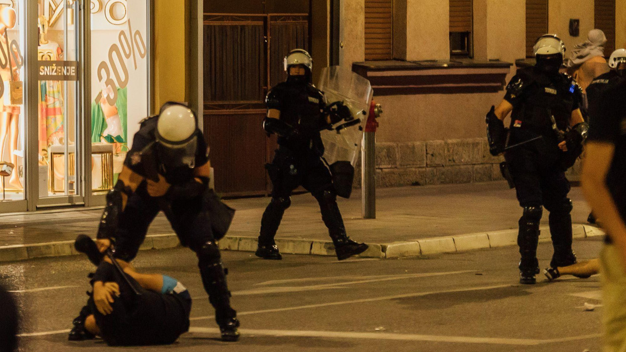 protest u valjevu, policajac tuče momka koji leži na ulici u Valjevu