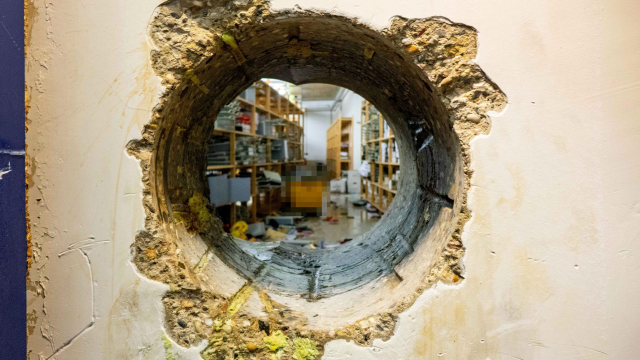Pogled na trezor kroz rupu probušenu bušilicom