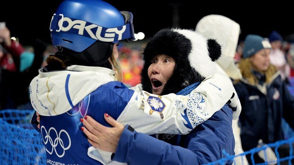 Ajlin Gu se raduje sa majkom 