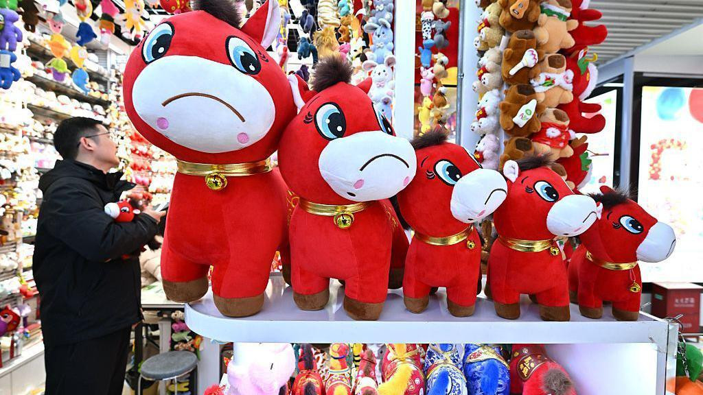 Radnik u fabrici u Kini slučajno je zašio osmeh lutke konja naopačke, greška je neočekivano postala viralna. 