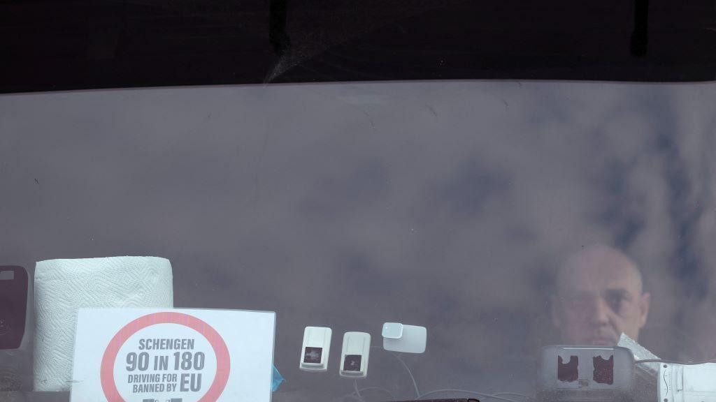 muškarac u kamionu na kome je znak Šengen 90 u 180. Vozimo za EU, EU nas zabranjuje