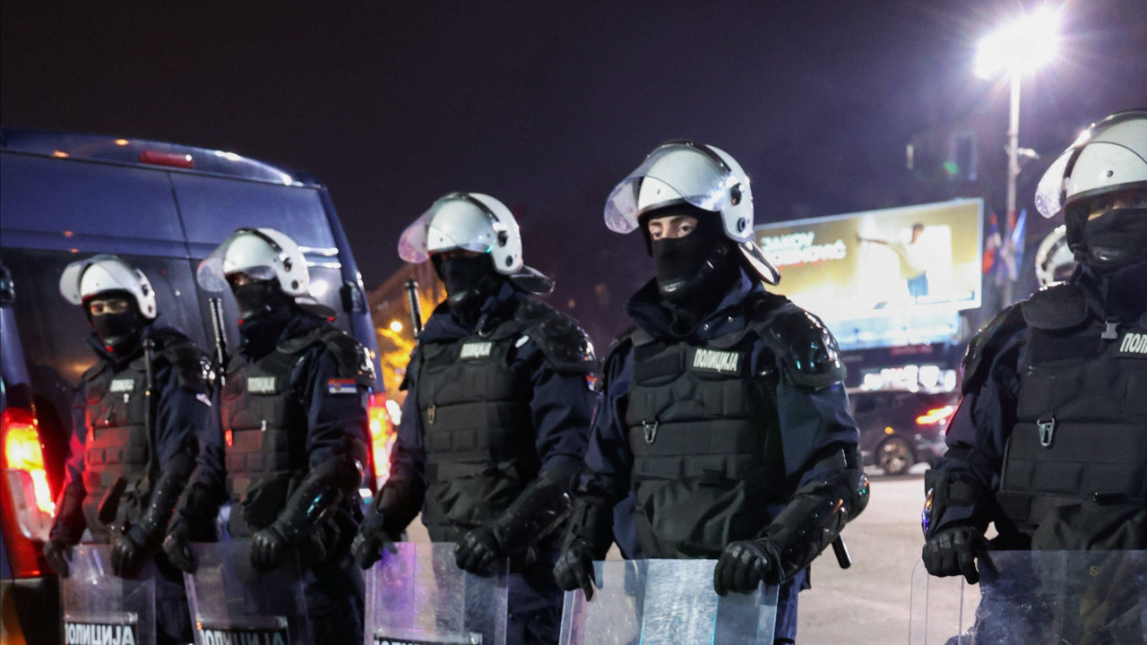 protest u Novom Sadu i incidenti, devojka sa psom sedi ispred policijskog kordona u novom sadu