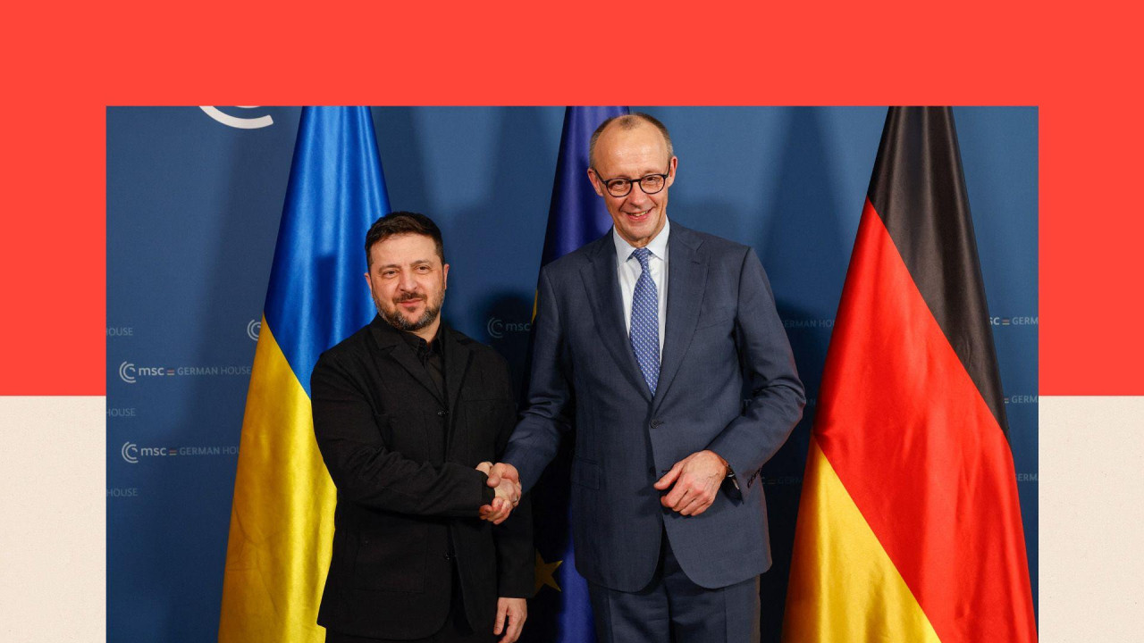 Ukrajinski predsednik Vladimir Zelenski (levo) i nemački kancelar Fridrih Merc rukuju se pre bilateralnih razgovora tokom 62. Minhenske bezbednosne konferencije