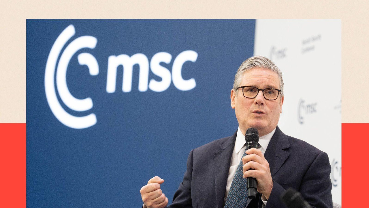 Kir Starmer u tamnom odelu, plavoj kravati i sa mikrofonom u levoj ruci na konferenciji u Minhenu