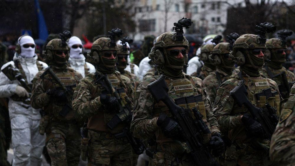 Pripadnici Kosovskih bezbednosnih snaga marširaju na paradi tokom proslave 18. godišnjice nezavisnosti Kosova u Prištini