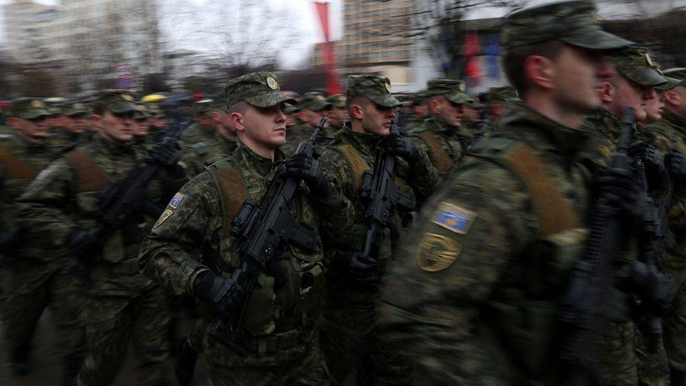 Pripadnici Kosovskih bezbednosnih snaga marširaju na paradi tokom proslave 18. godišnjice nezavisnosti Kosova u Prištini