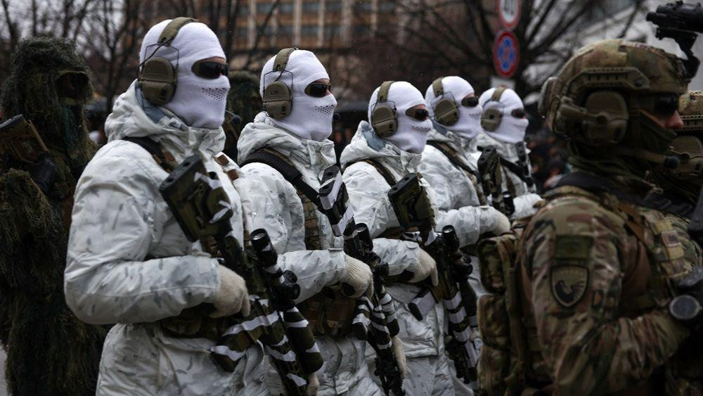 Pripadnici Kosovskih bezbednosnih snaga marširaju na paradi tokom proslave 18. godišnjice nezavisnosti Kosova u Prištini