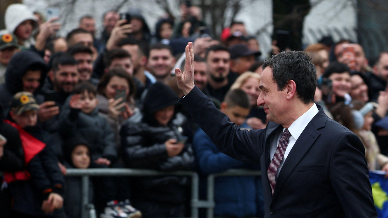 Kosovski premijer Aljbin Kurti maše na paradi tokom proslave 18. godišnjice nezavisnosti Kosova u Prištini