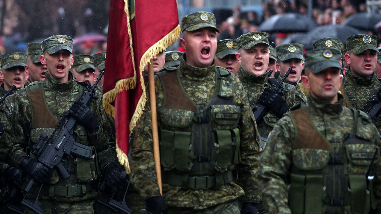 Pripadnici Kosovskih bezbednosnih snaga marširaju na paradi tokom proslave 18. godišnjice nezavisnosti Kosova u Prištini