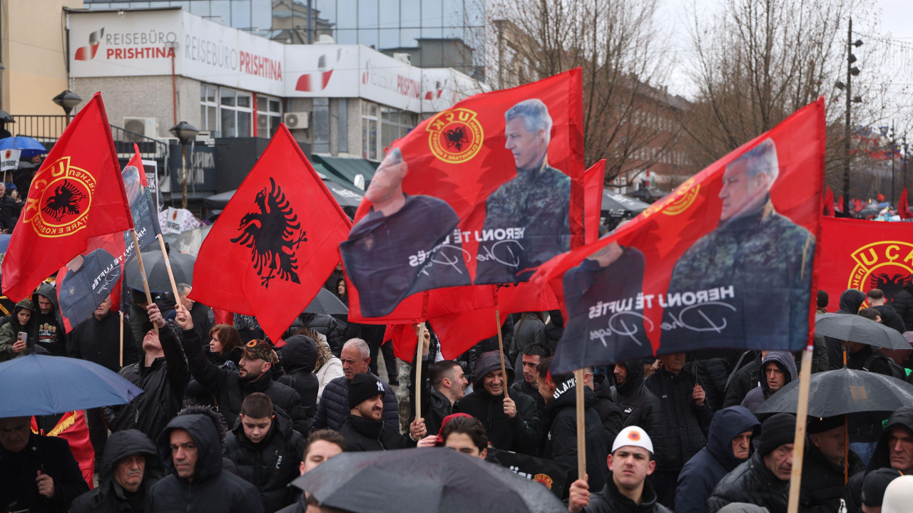 Zastave OVK, Albanije i sa likom Hašima Tačija, nekadašnjeg kosovskog premijera kome se u Hagu sudi za ratne zločine 