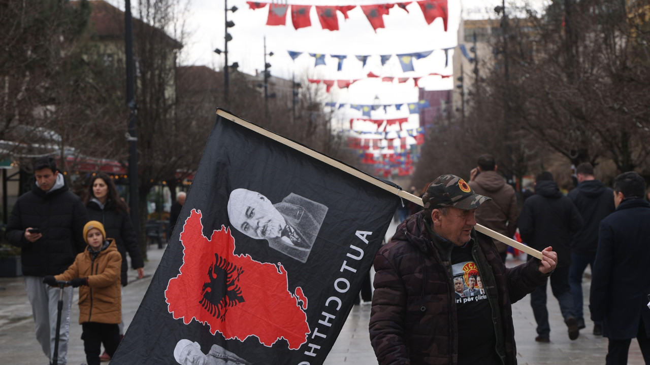 muškarac u prištini nosi zastavu takozvane Velike Albanije