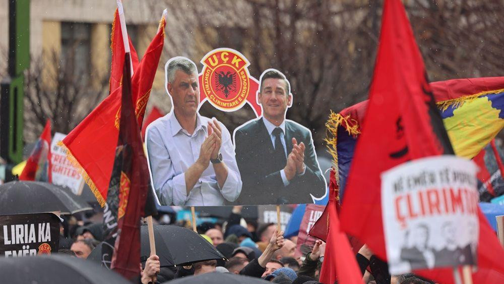 Pristalice bivših lidera Oslobodilačke vojske Kosova (OVK) drže plakatee sa likovima Hašima Tačija i Kadrija Veseljija tokom skupa u Prištini, Kosovo, 17. februara 2026.