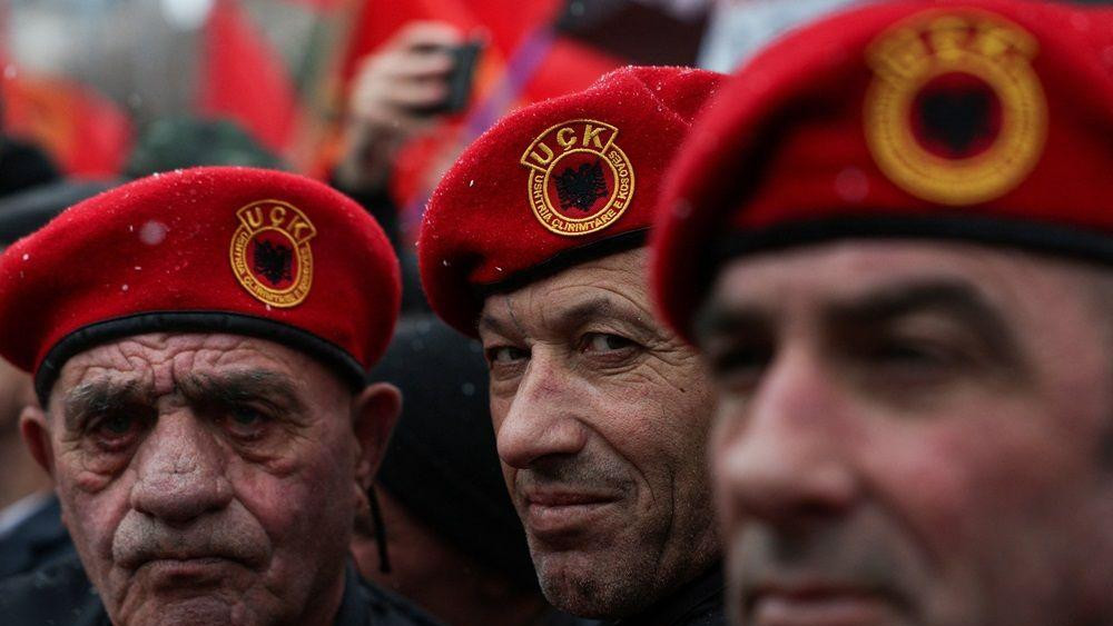 Demonstranti prisustvuju protestu u znak podrške bivšem predsedniku Kosova Hašimu Tačiju i drugim bivšim pripadnicima Oslobodilačke vojske Kosova (OVK), kojima se sud u Holandiji sudi za ratne zločine 