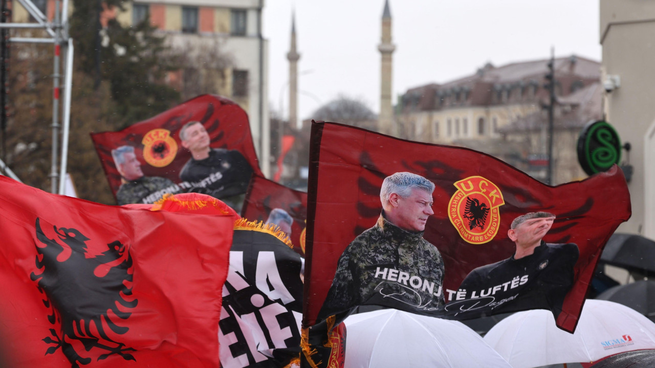 zastave sa likom Hašima Tačija u Prištini