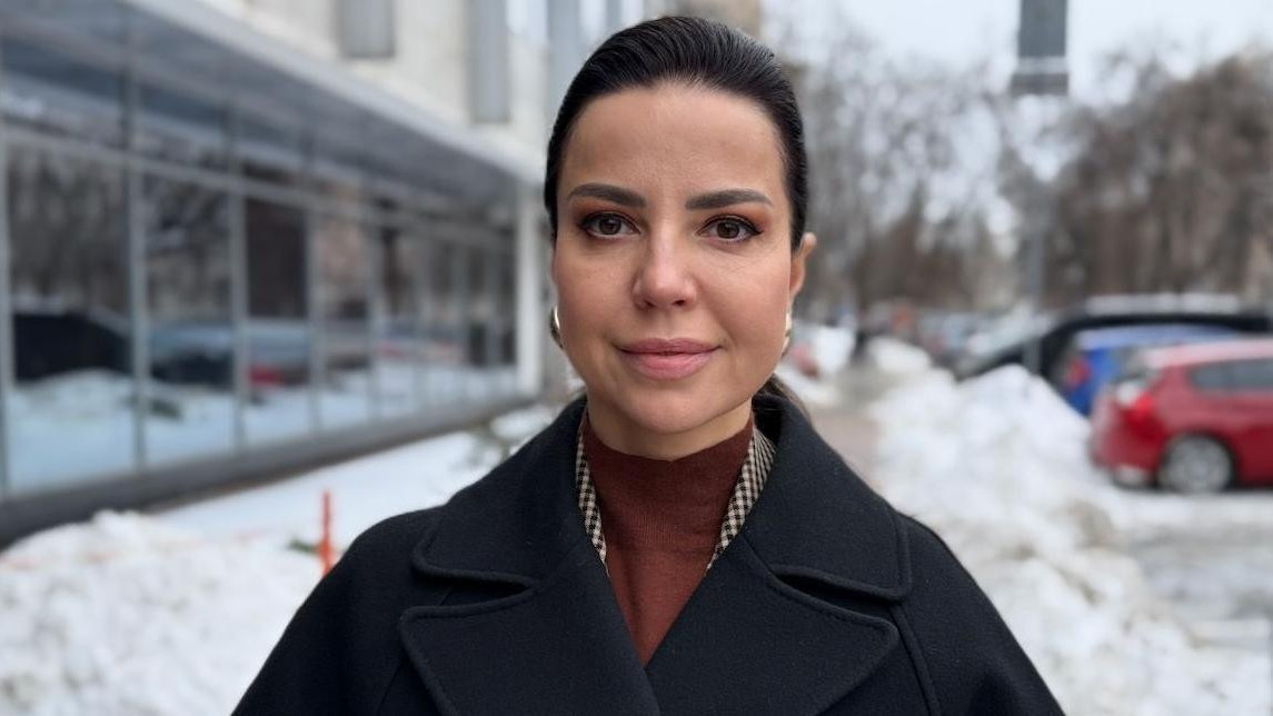 Oksana Dmitrieva, u crnom kaputu