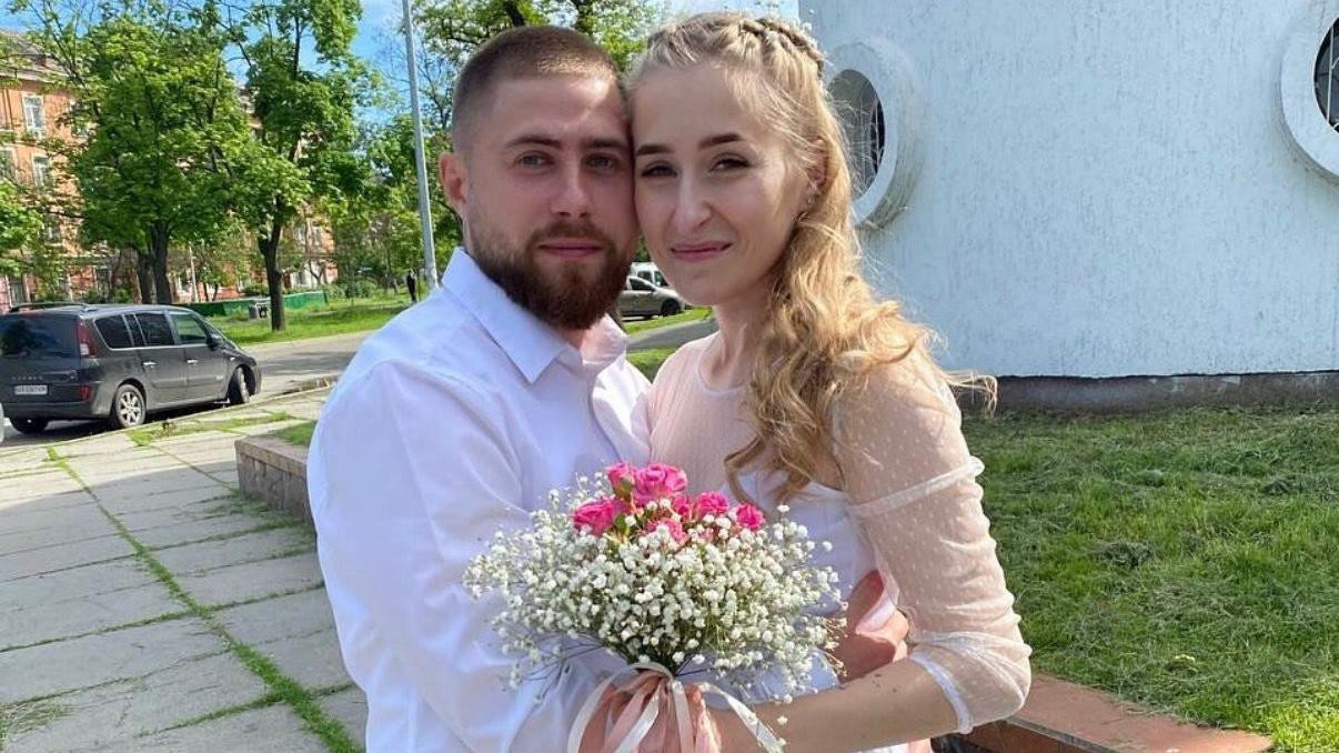 Muškarac u beloj košulji i Katerina u venčanici