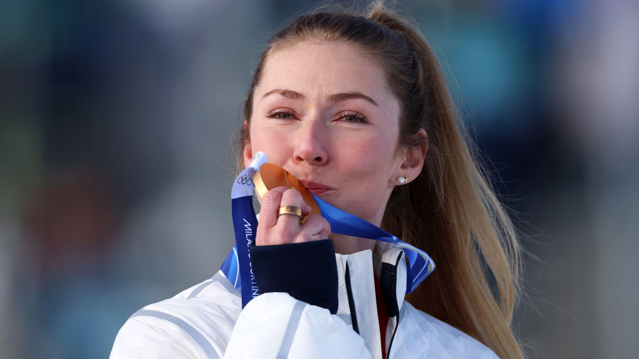 Mikaela Šifrin ljubi zlatnu medalju, ima skupljenu kosu u rep i gleda u kameru