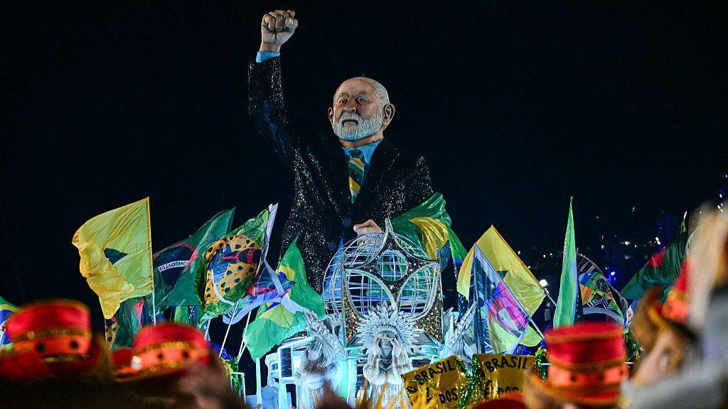 Velika šetalica sa likom brazilskog predsednika Luiza Inasija da Silve Lule koju su na karnevalu nosili polaznici škole sambe Akademikos de Niteroj