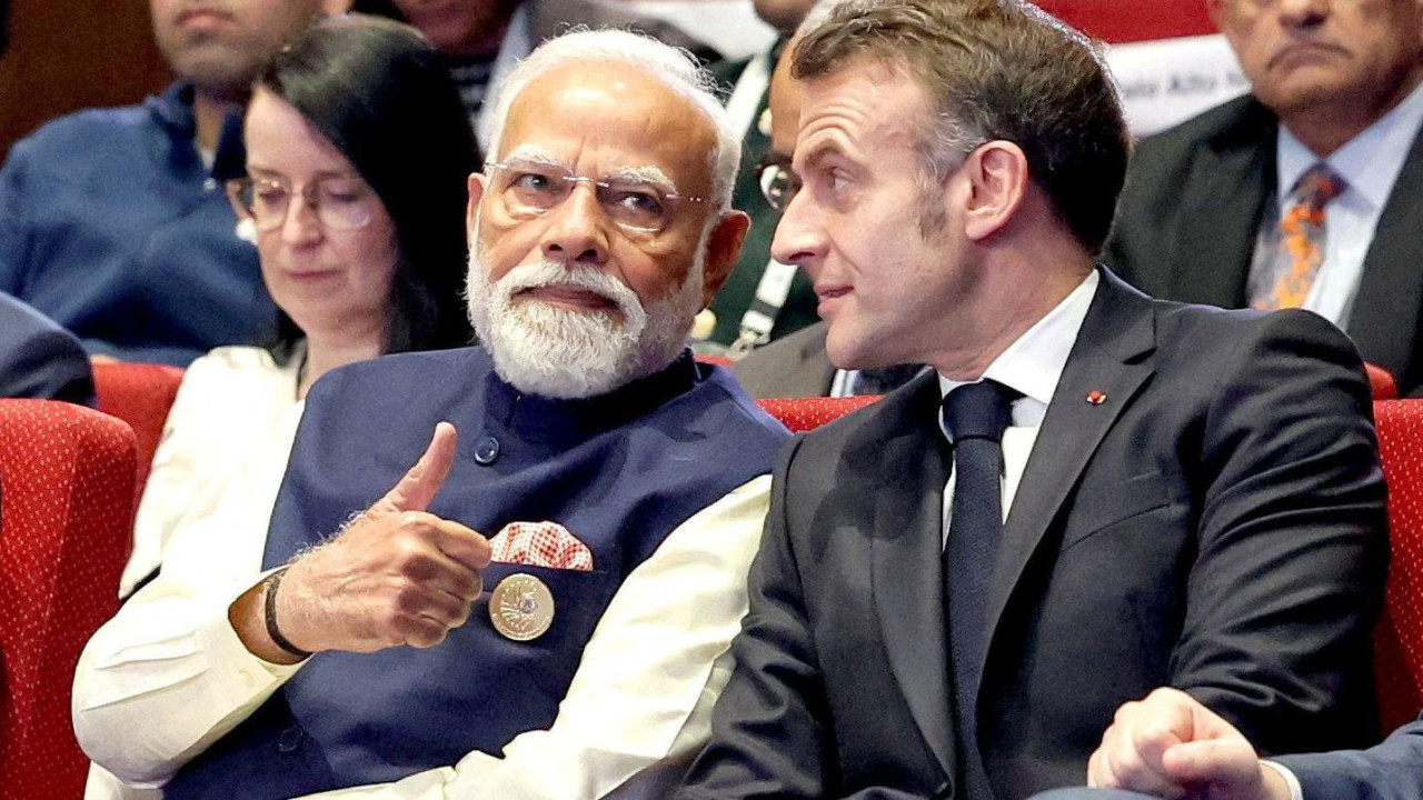 Narendra Modi i Emanuel Makron sede jedan pored drugog u prepunoj sali okruženi drugim učesnicima samita