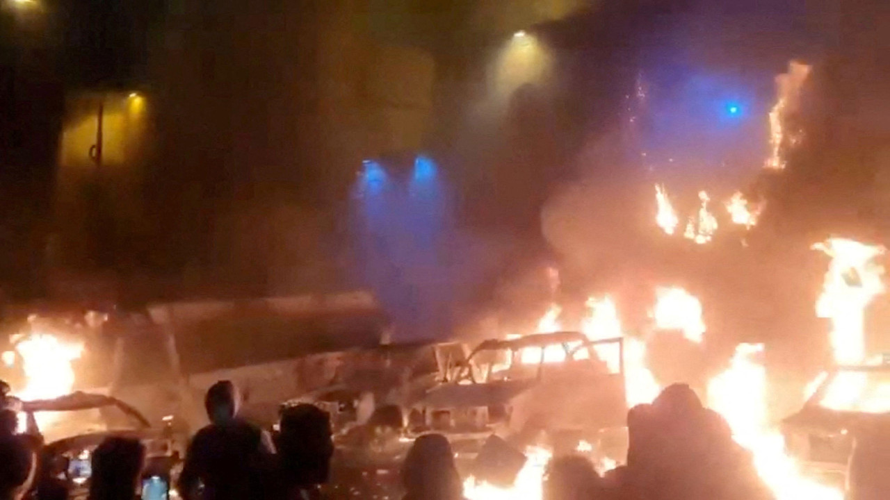 Demonstranti se okupljaju dok vozila gore, usred antivladinih nemira u Teheranu, na ovom snimku ekrana preuzetom sa videa na društvenim mrežama objavljenog 9. januara 2026. godine.