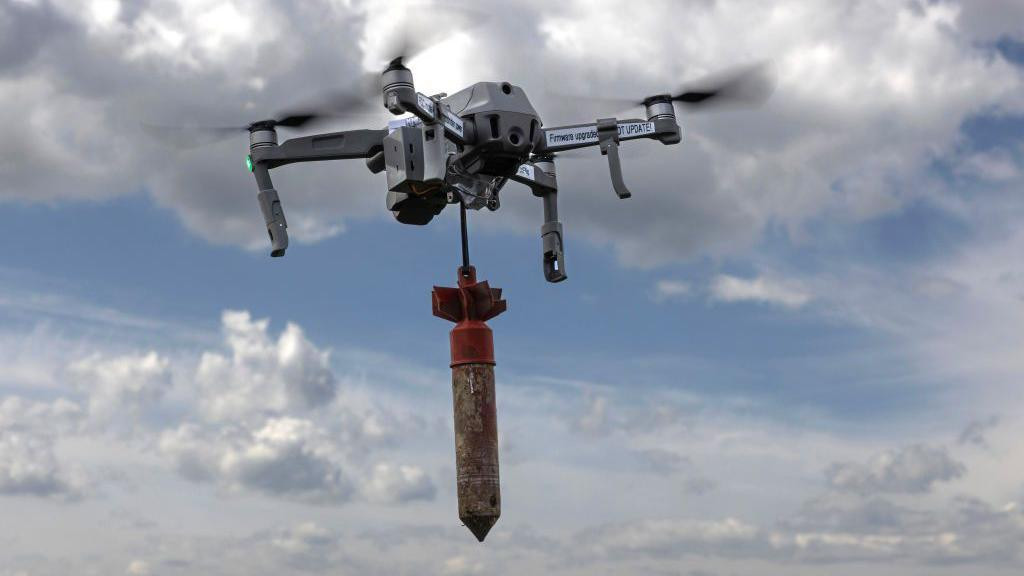 Dron koji nosi raketu