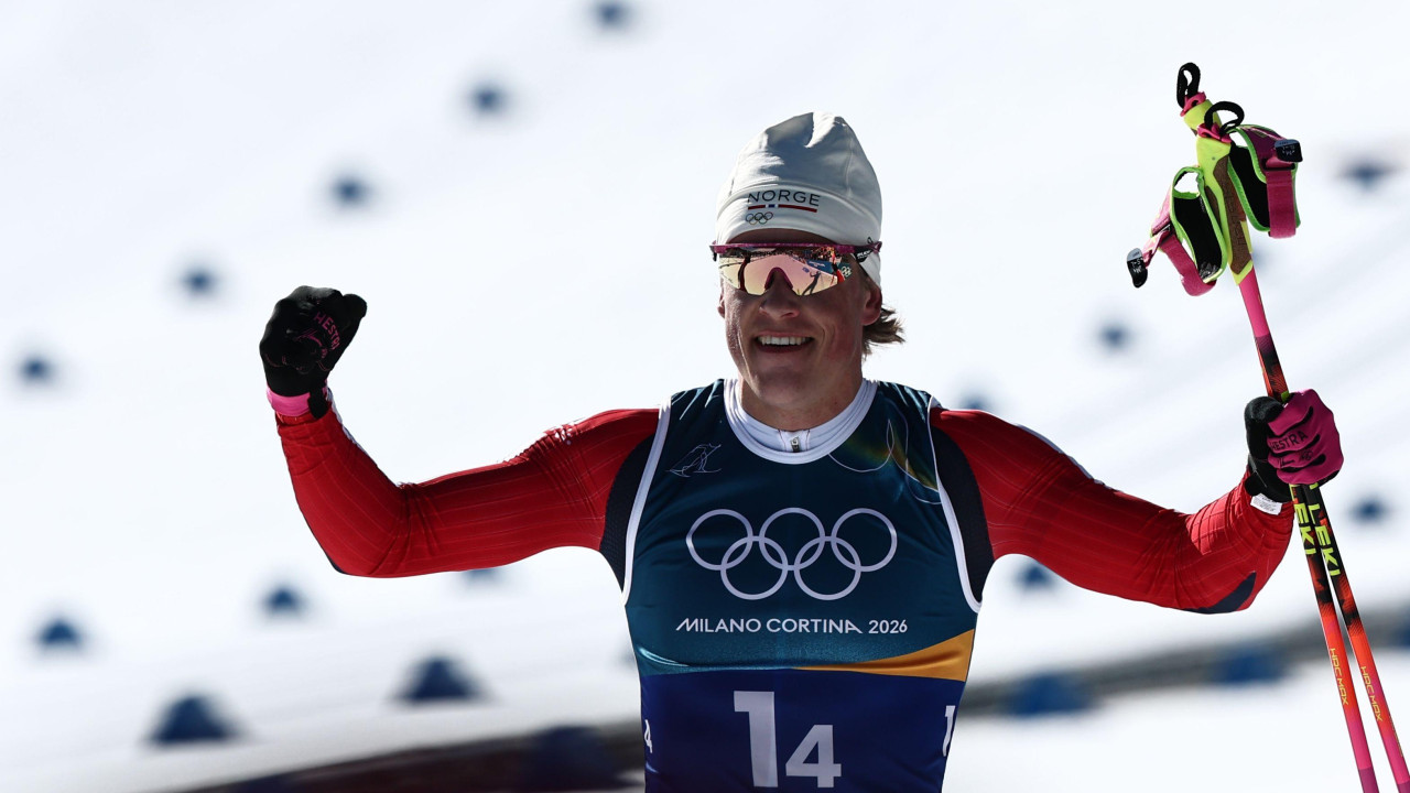 Johanes Hosflot Klaebo iz Norveške slavi pobedu u muškoj štafeti 4x7,5 km u skijaškom trčanju na Zimskim olimpijskim igrama Milano Kortina 2026, u Tezeru, Italija, 15. februara 2026.