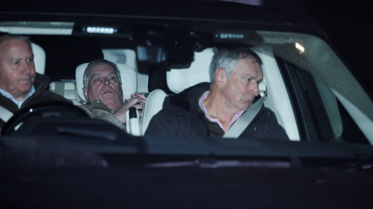 Bivši princ Endru u kolima napušta policijsku stanicu