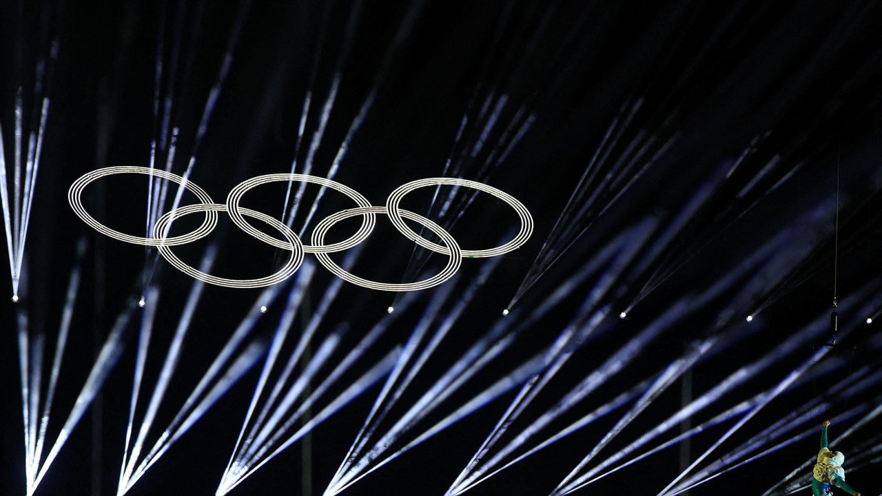 Baletan u vazduhu ispred olimpijskih krugova