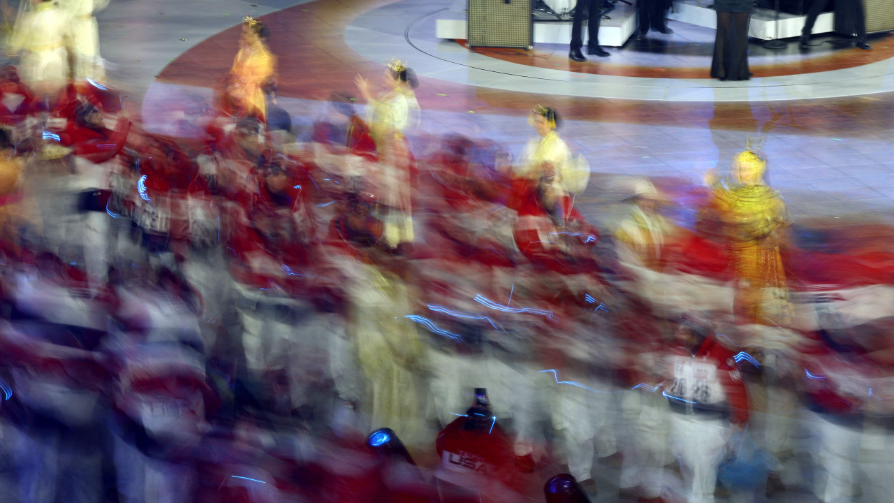 Zamagljena fotografija defilea američkih sportista