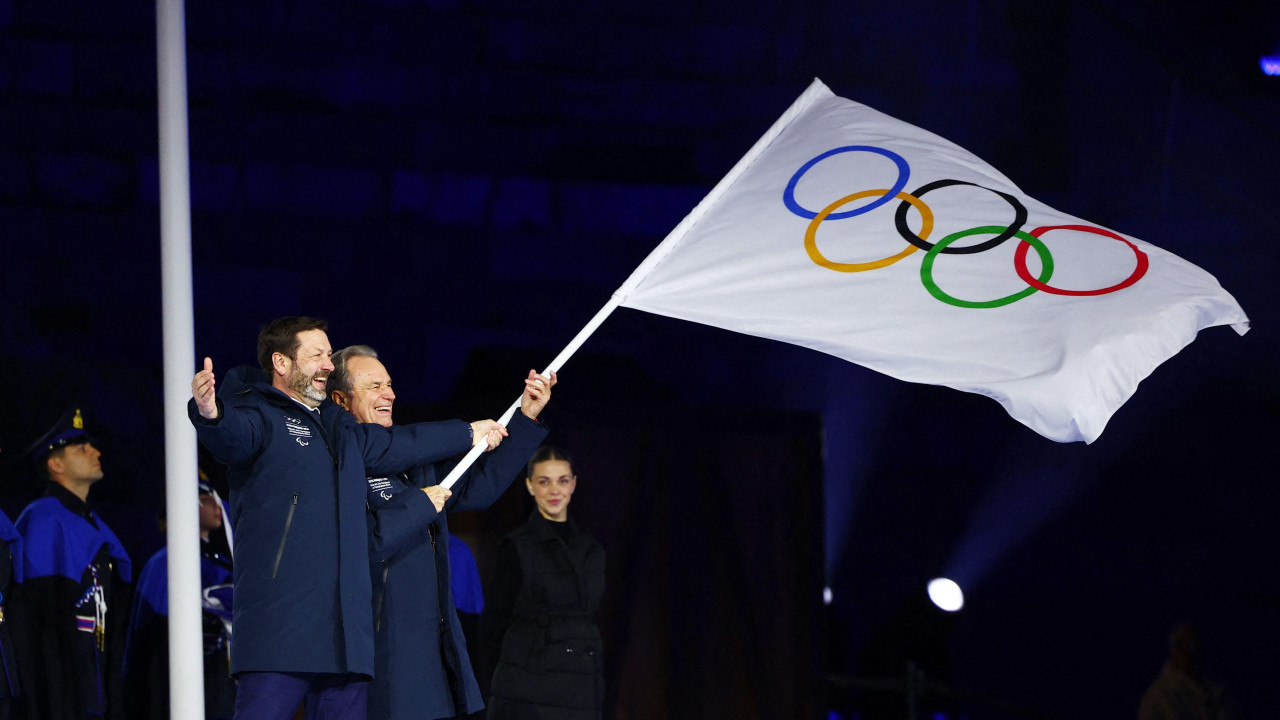 Predsednici francuskih regiona Reno Muzelije i Fabris Panekuk mašu olimpijskom zastavom tokom ceremonije predaje zastave