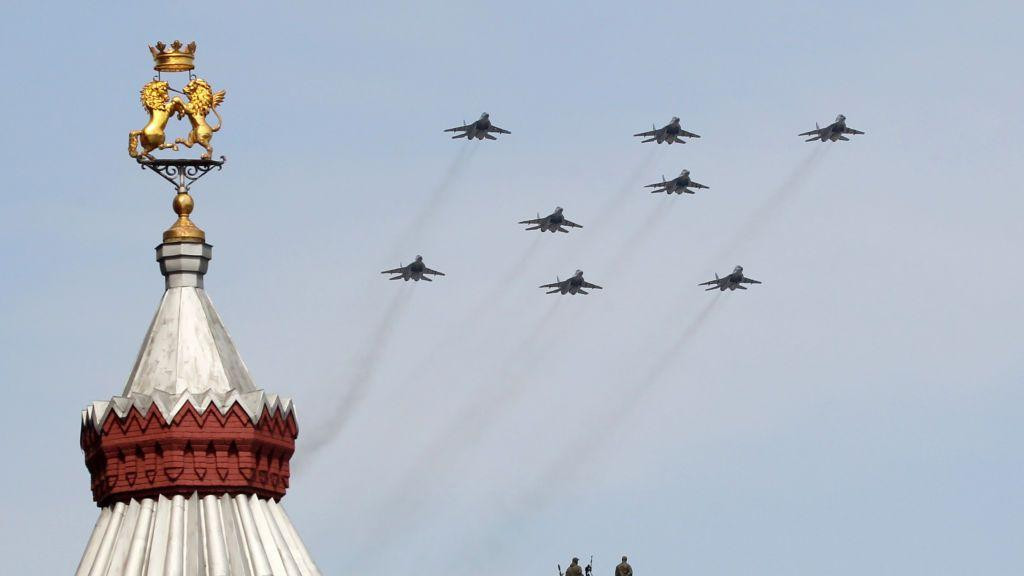 Ruski borbeni avion nadleće Moskvu u sklopu vojne parade
