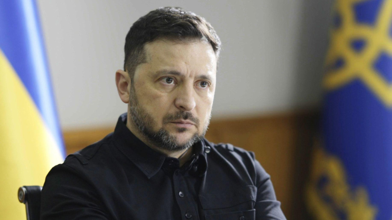 zelenski u crnoj košulji, iza njega je ukrajinska zastava, zelenski, ukrajinski predsednik zelenski tokom intervjua za BBC