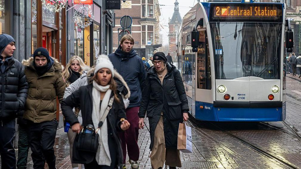 Ljudi na ulicama Amsterdama