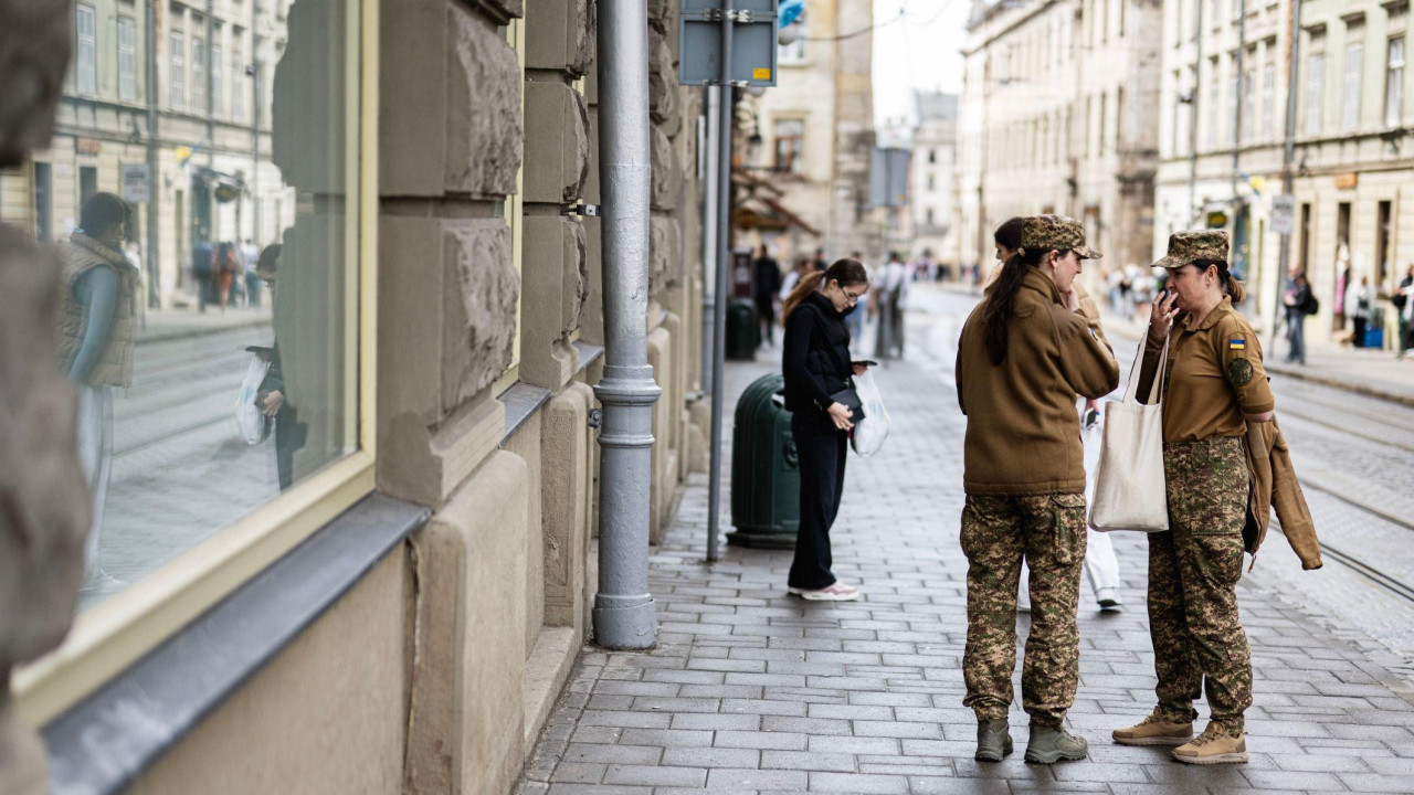 Vojnice u kaki vojnim uniformama stoje na gradskoj ulici u Lavovu, u Ukrajini