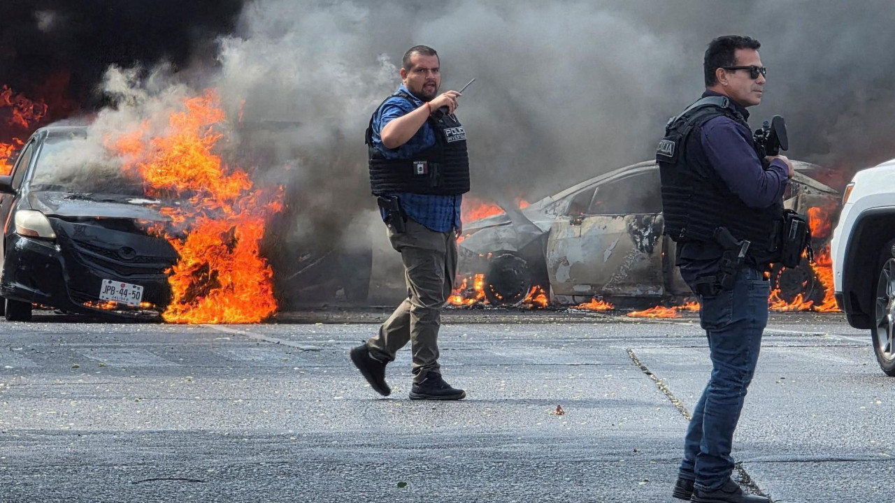Policija ispred automobila u plamenu u Zapopanu, u Meksiku