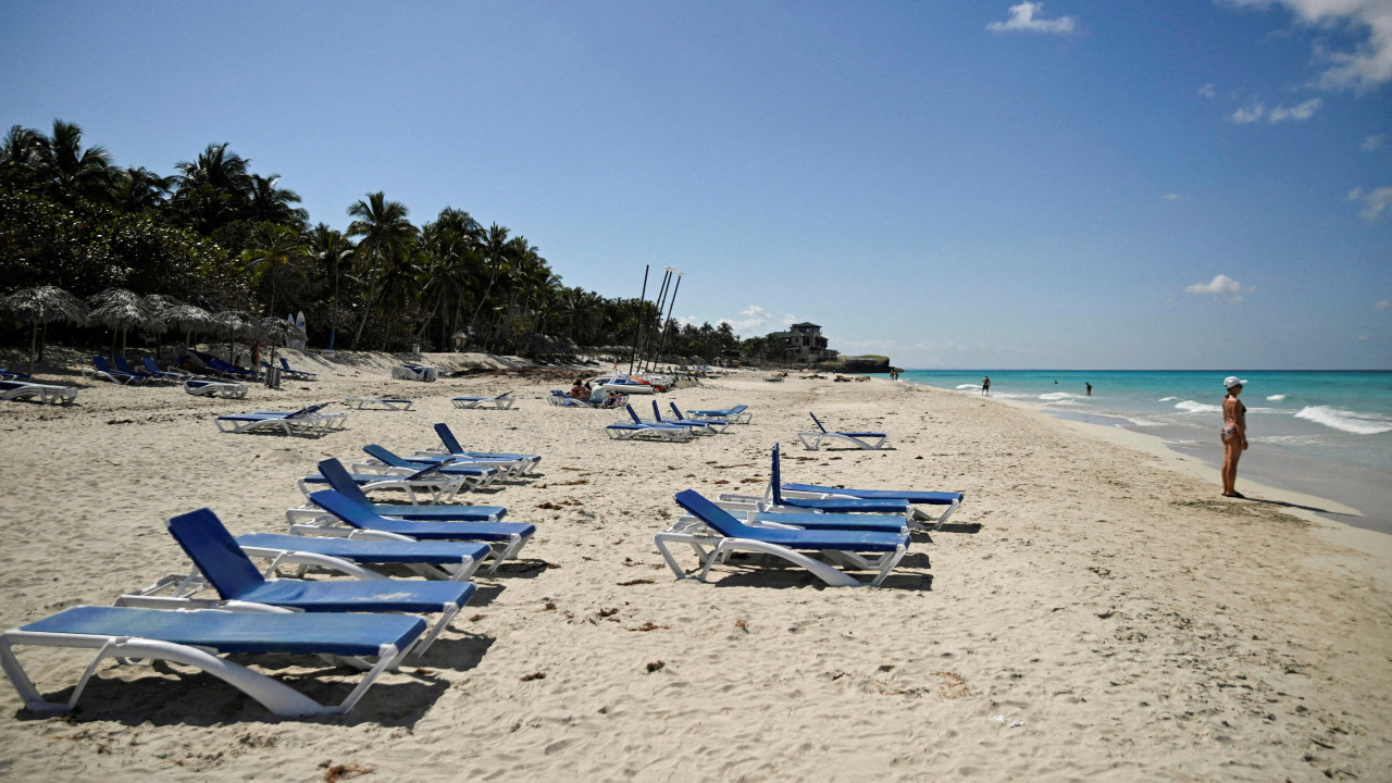 ležaljke na peščanoj plaži u Varaderu, na Kubi