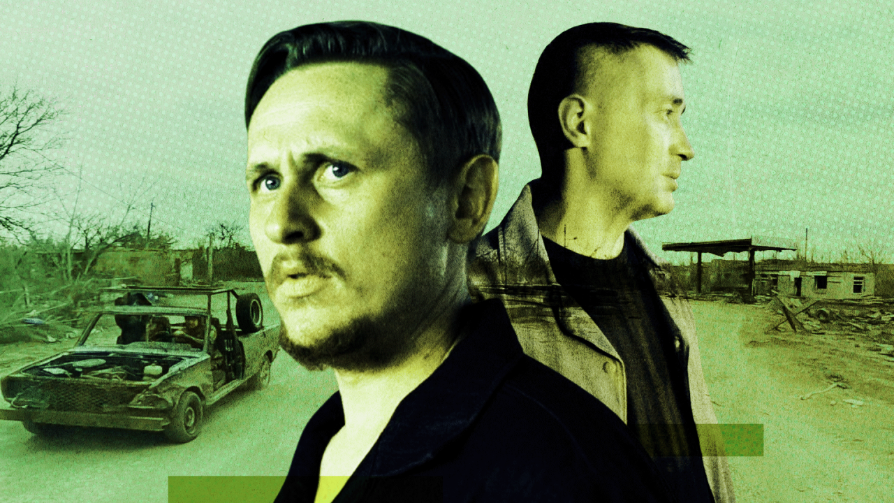 dvojica muškaraca a iza njih je zapaljeno vozilo