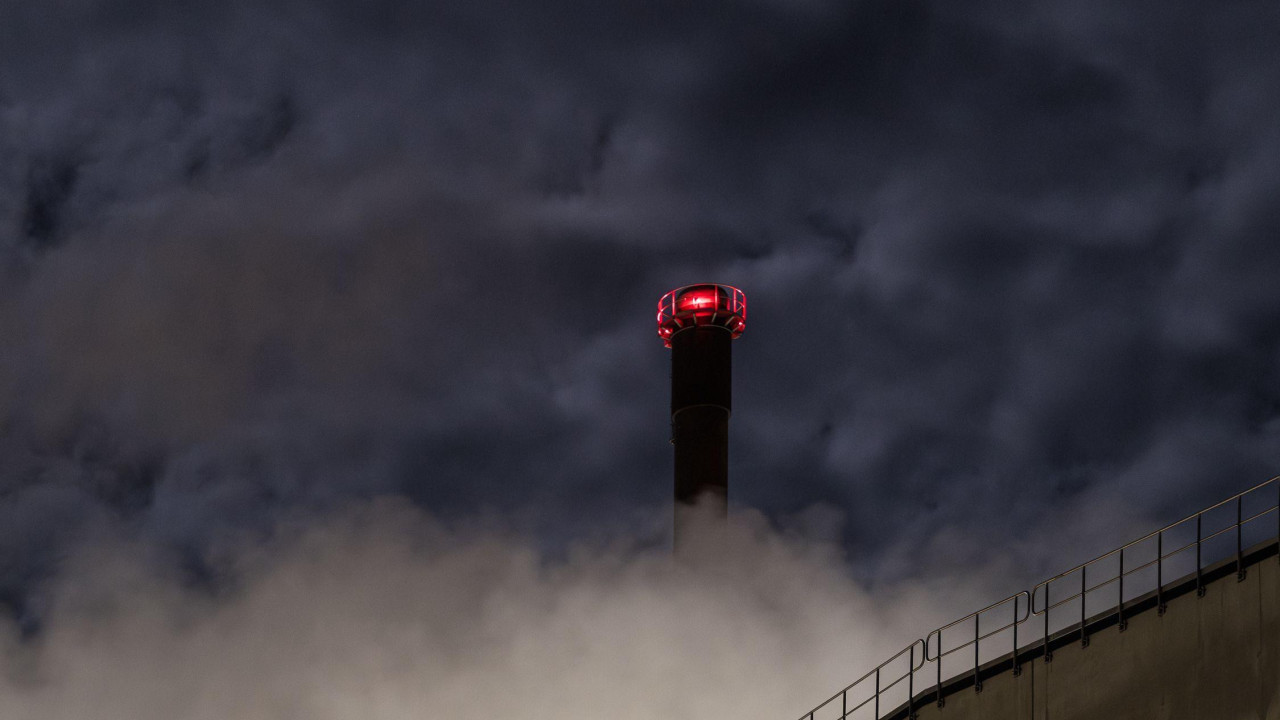 Papirna fabrika u Oboli, u Švedskoj, u mračnoj novembarskoj noći.