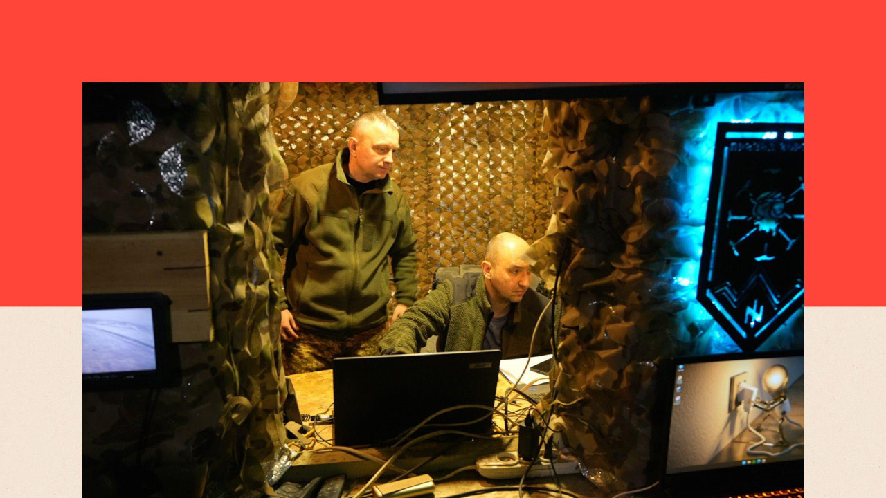 dva vojnika u kontrolnoj sobi za pilotiranje dronovima