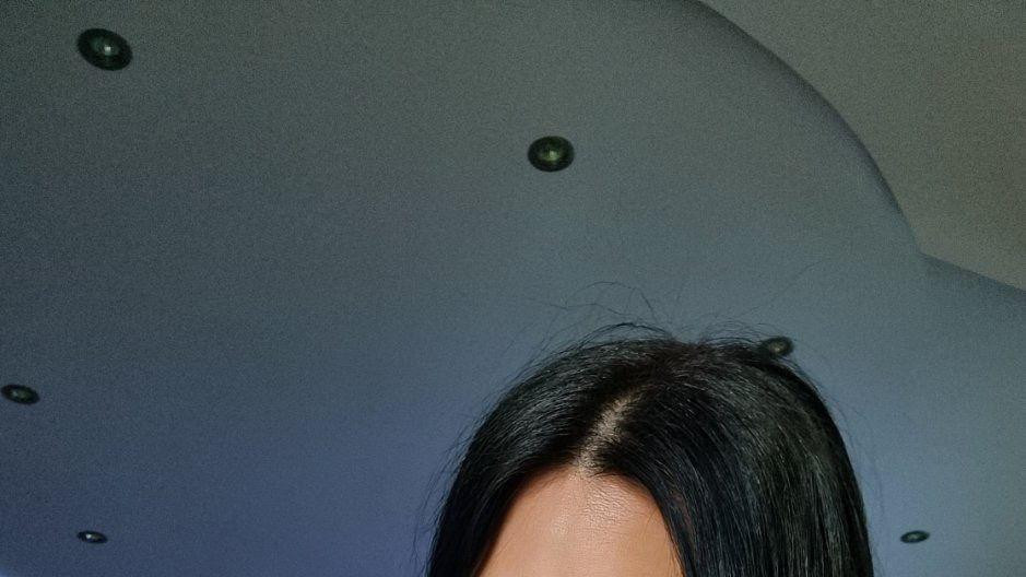 Lena drži psa u ruci