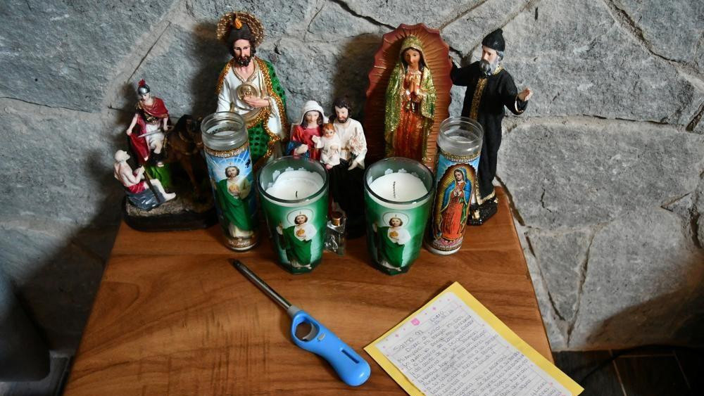 Improvizovani oltar na noćnom stočiću