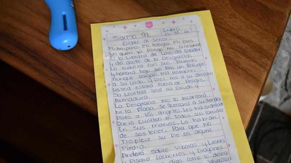 List papira sa ručno napisanim rečenicama, na kojem je datum 25. januar 2026. godine