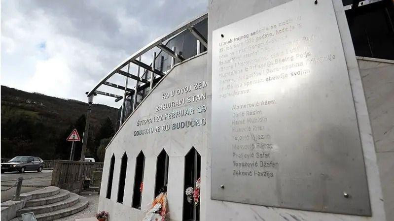 „Ko u ovoj zemlji zaboravi stanicu Štrpci i 27. februar 1993. odustao je od budućnosti“ - poruka sa spomenika u Prijepolju, na kom su samo imena stradalih meštana, a ne svih žrtava otmice 