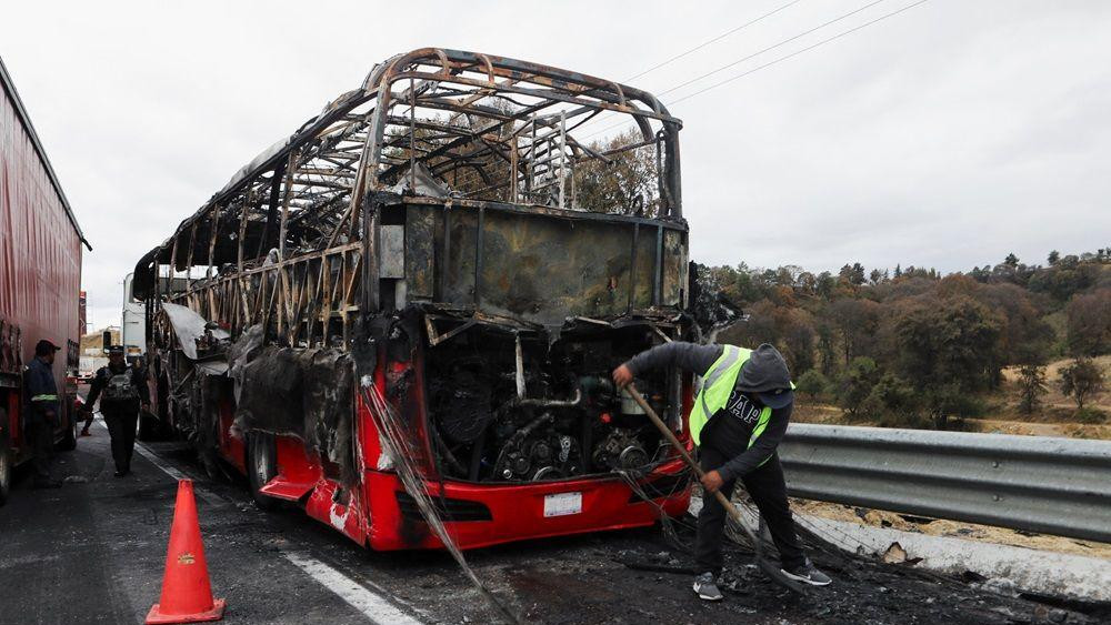 zapaljen autobus na putu u meksiku, zapaljeno vozilo usred talasa nasilja u Meksiku posle  operacije u kojoj je, prema vladinim izvorima, ubijen meksički narko-bos Nemesio Osegera, poznat kao „El Menčo“, kriminal i nasilje u meksiku, zapaljena vozila na putu u meksiku